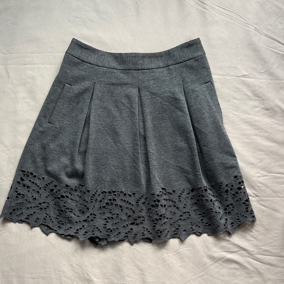 BCBGMaxAzria Dresses & Skirts - BCBGMAXAZRIA Heather Grey Laser-Cut Eyelet Hem Mini Skirt | Size 8‎